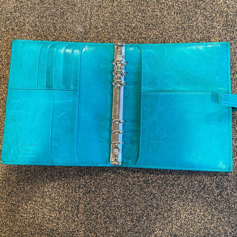 Filofax Luxury full grain buffalo leather organizer
Lockwood A5 Organizer Aqua